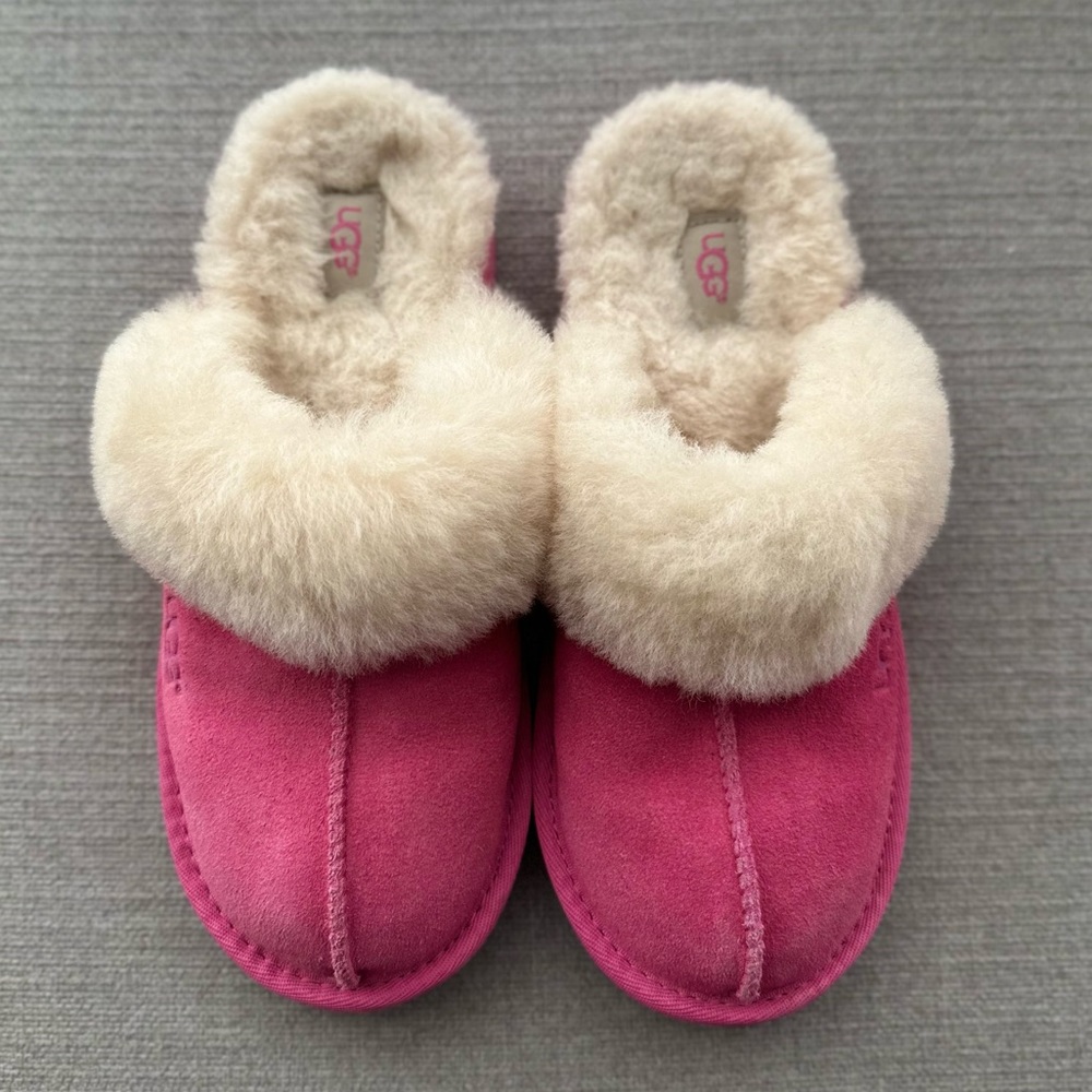 Ugg slippers Size 4 Big kids
